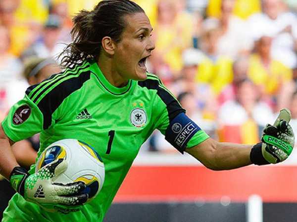 Cầu thủ bóng đá chuyên nghiệp người Đức Nadine Angerer lần cuối chơi với tư cách là thủ môn của Portland Thorns FC